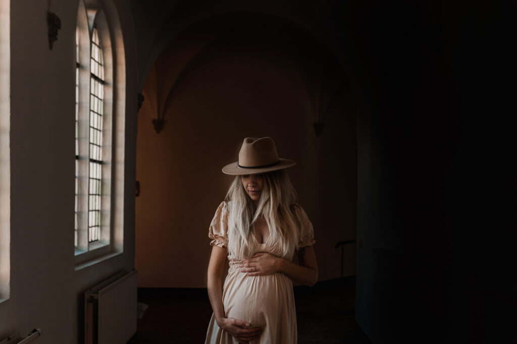 Zwangere vrouw tijdens zwangerschapsshoot door fotograaf Nijmegen