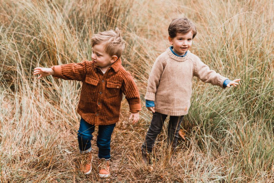 twee jongentjes in het bos gezinsfotoshoot door flow photography