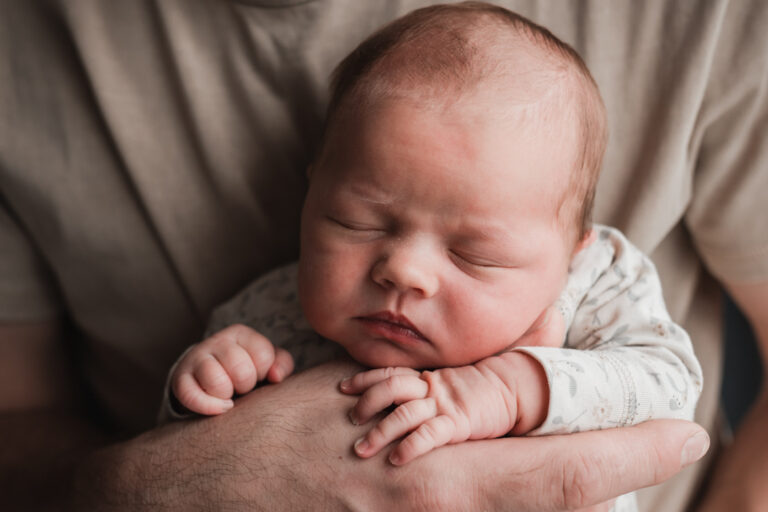 Pasgeboren baby tijdens newbornshoot Nijmegen